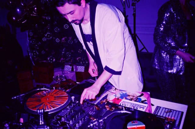 Co robi DJ? Odkryj tajniki pracy DJ-a w muzyce i klubach Co robi DJ? Odkryj tajniki pracy DJ-a w muzyce i klubach