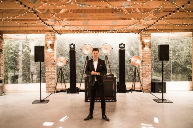 Ile bierze DJ na wesele? Sprawdź, co wpływa na ceny usług Ile bierze DJ na wesele? Sprawdź, co wpływa na ceny usług