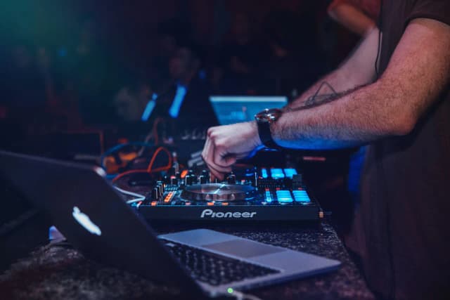 Jak zostać DJ w klubie i uniknąć najczęstszych błędów początkujących Jak zostać DJ w klubie i uniknąć najczęstszych błędów początkujących