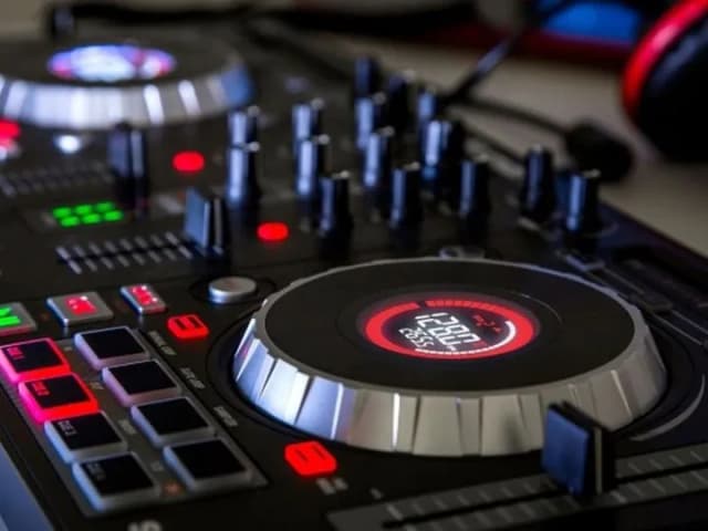Jaka konsola DJ na początek? Oto najlepsze modele dla początkujących Jaka konsola DJ na początek? Oto najlepsze modele dla początkujących